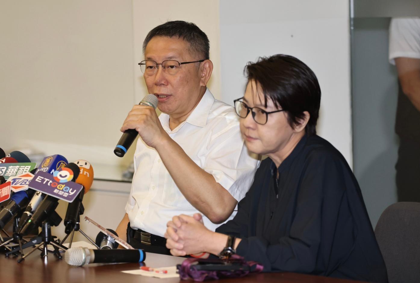 柯文哲14日親自開記者會，針對「高虹安因助理費案遭起訴」一事發表聲明。林啟弘攝