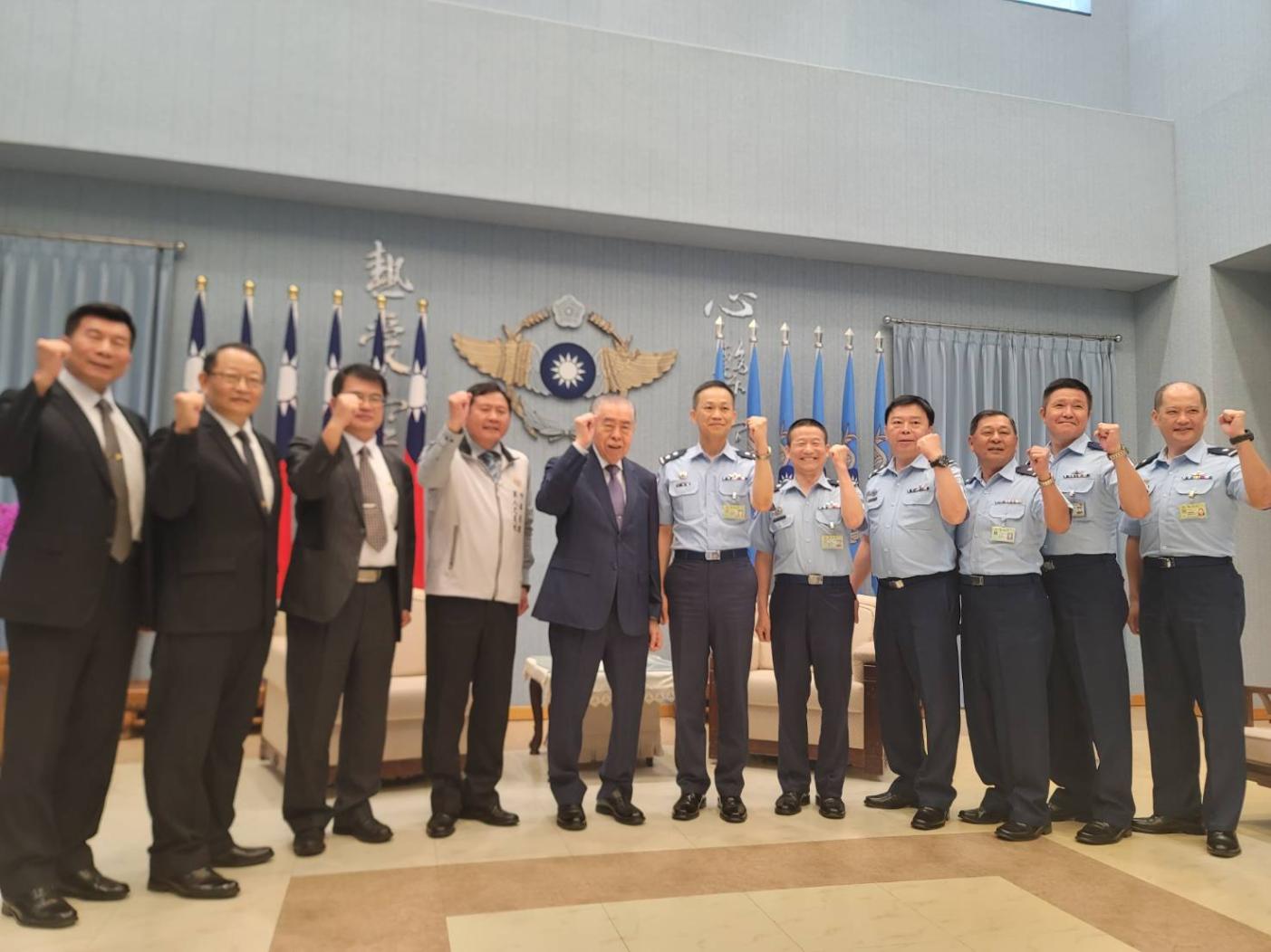 814空軍勝利86周年，軍友社榮譽理事長李棟樑感謝空軍捍衛國家領空。王烱華攝