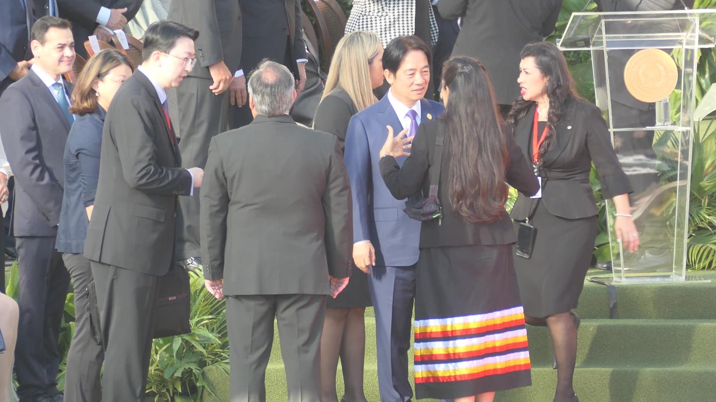 副總統賴清德出席巴拉圭總統貝尼亞就職典禮，與美國內政部長哈蘭寒暄。蘇聖怡攝