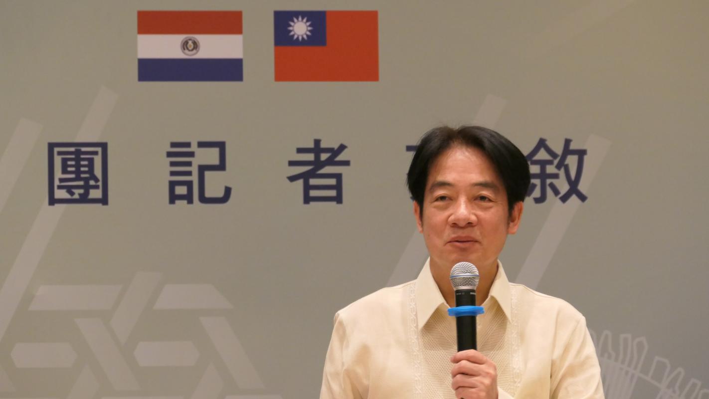 副總統賴清德出訪巴拉圭，與隨行媒體茶敘低調避談選舉。蘇聖怡攝