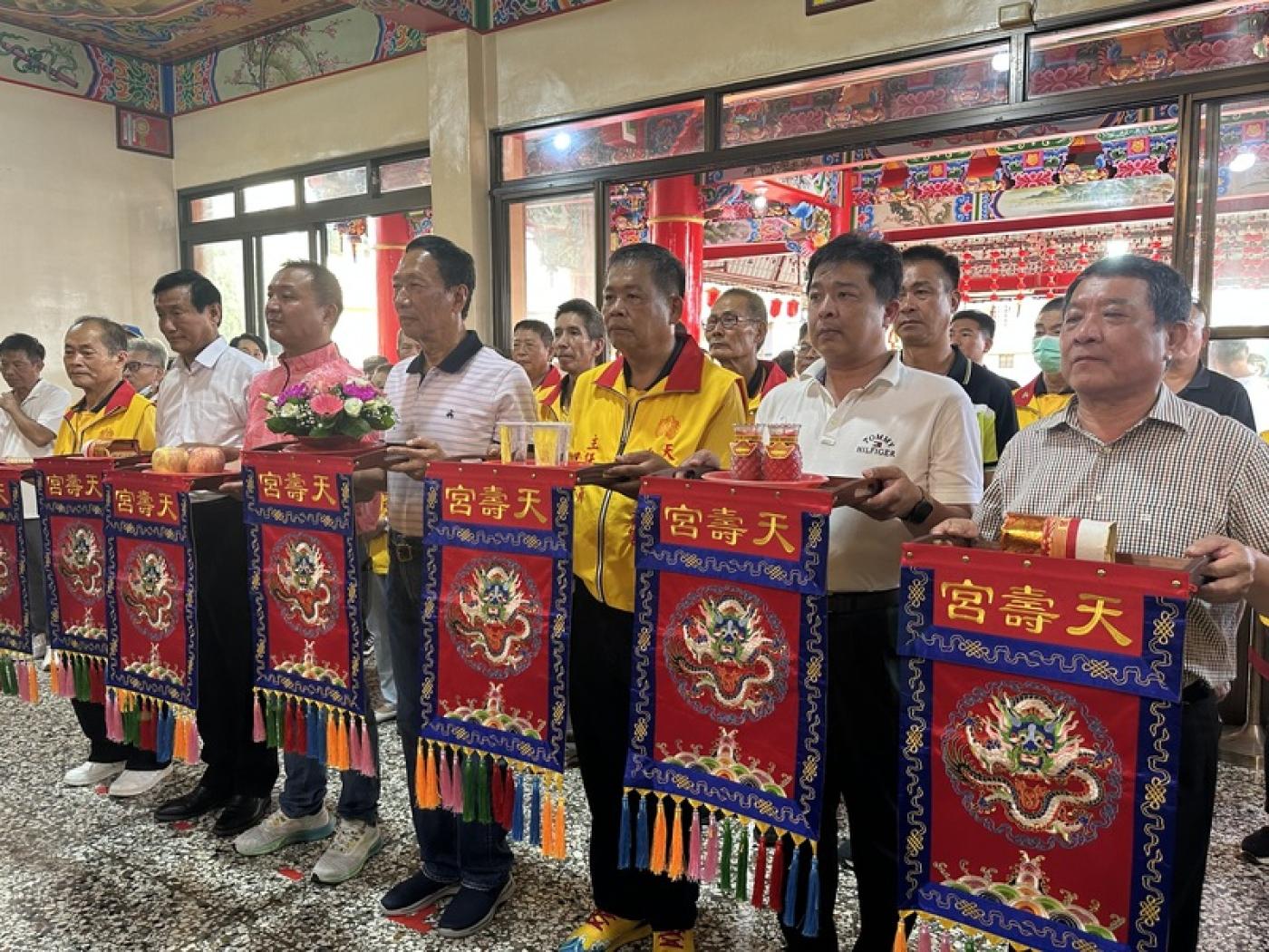 郭台銘15日到台中市大雅區天壽宮參拜，國民黨前台中市議員吳顯森（前右 1）、市議員吳呈賢（前右2）陪同。中央社
