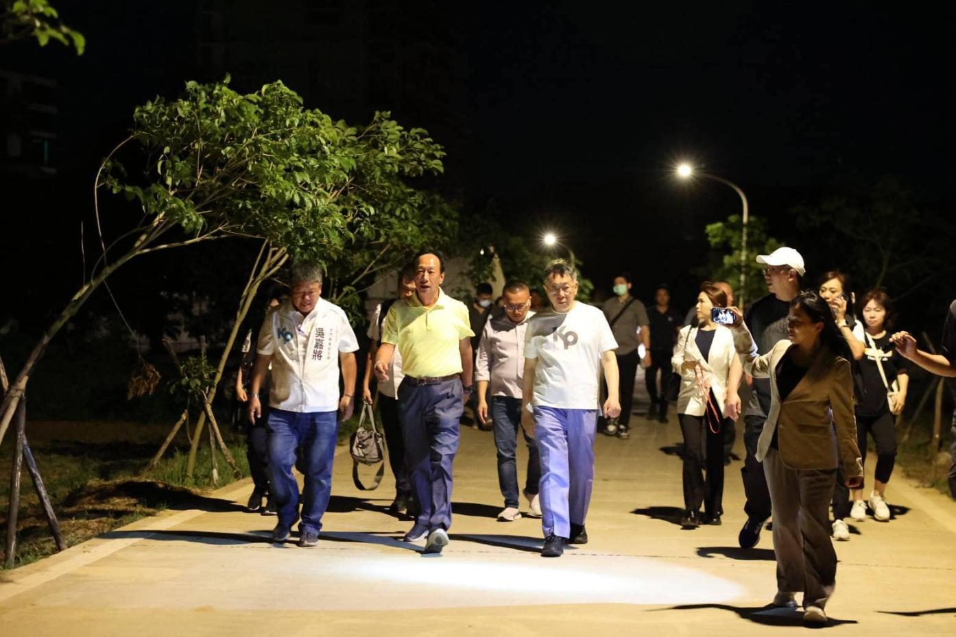 陳學聖認為郭柯侯會不會成，圖為郭台銘和柯文哲在金門海邊散步。翻攝郭台銘臉書