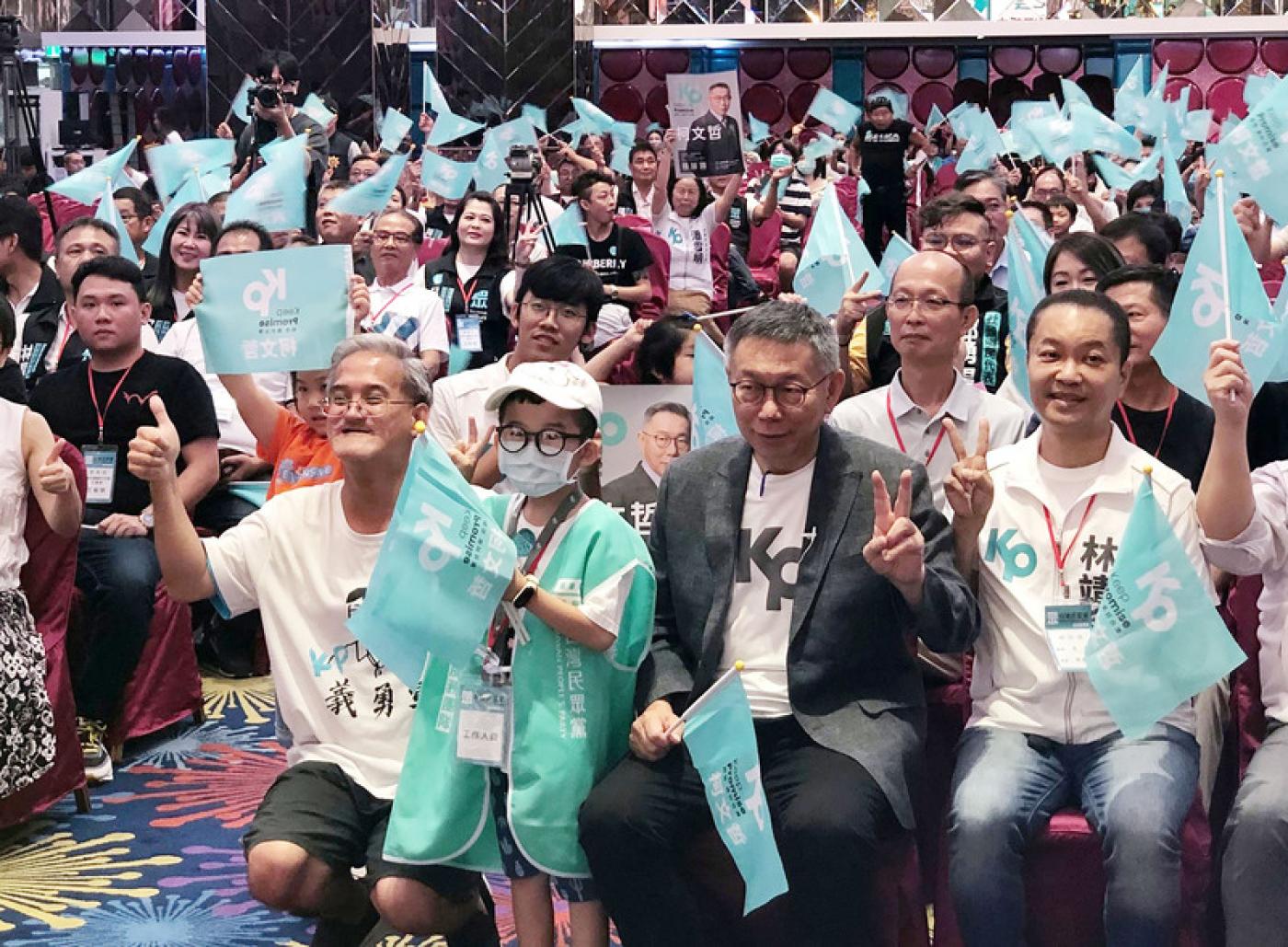 柯文哲（前右2）19日在雲林縣黨部主委林靖冠（前右）等人陪同下，出席雲林台灣選哲之友會成立大會，與現場支持者合影。中央社