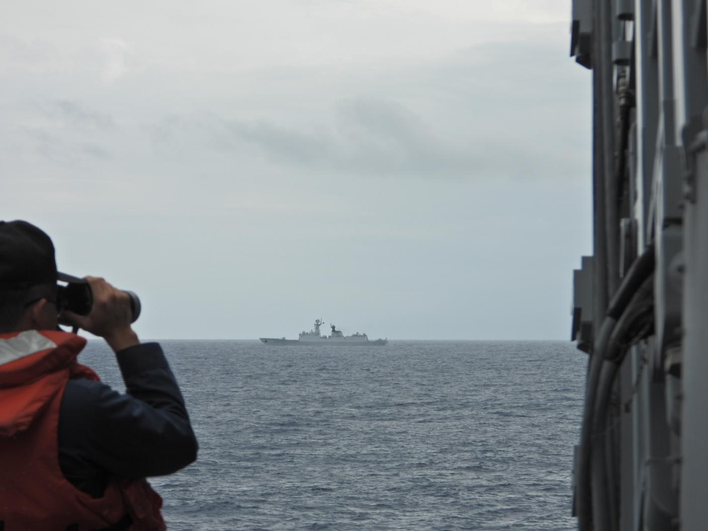 中共19日宣布對台軍演，海軍田單艦監控共軍徐州艦。海軍司令部提供