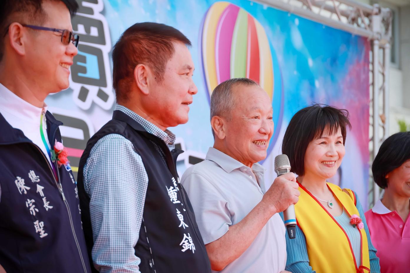 徐耀昌（中）22日凌晨在網路上發文，批評黨內少數決策、密室政治，宣布退出國民黨。翻攝徐耀昌臉書