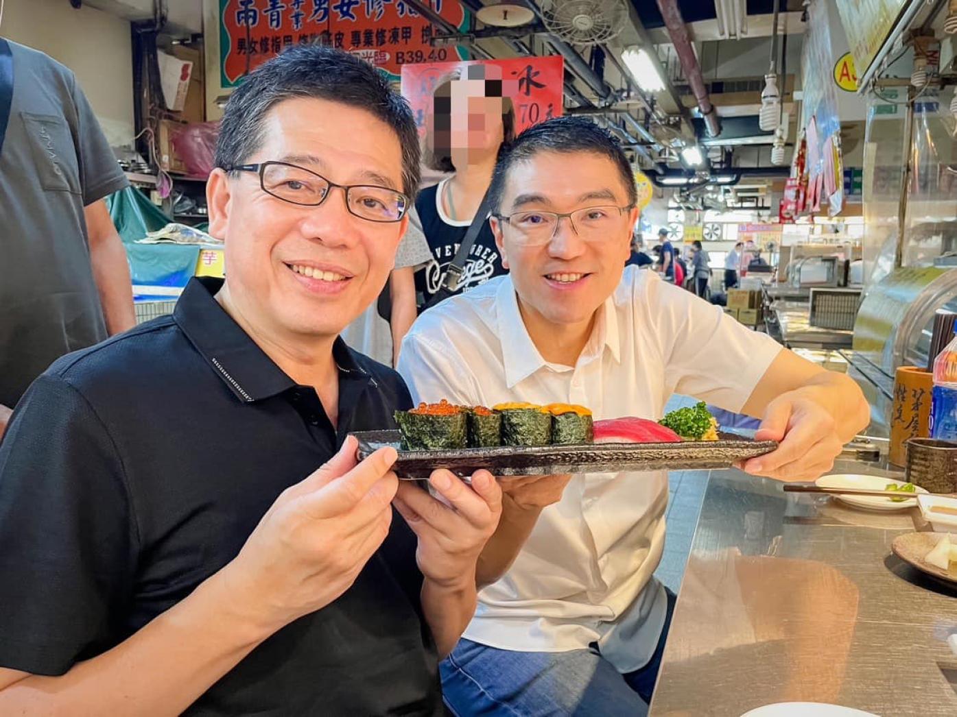 民眾黨前秘書長謝立功（左）23日與國民黨基隆市長謝國樑一起到仁愛市場吃壽司。翻攝謝國樑臉書