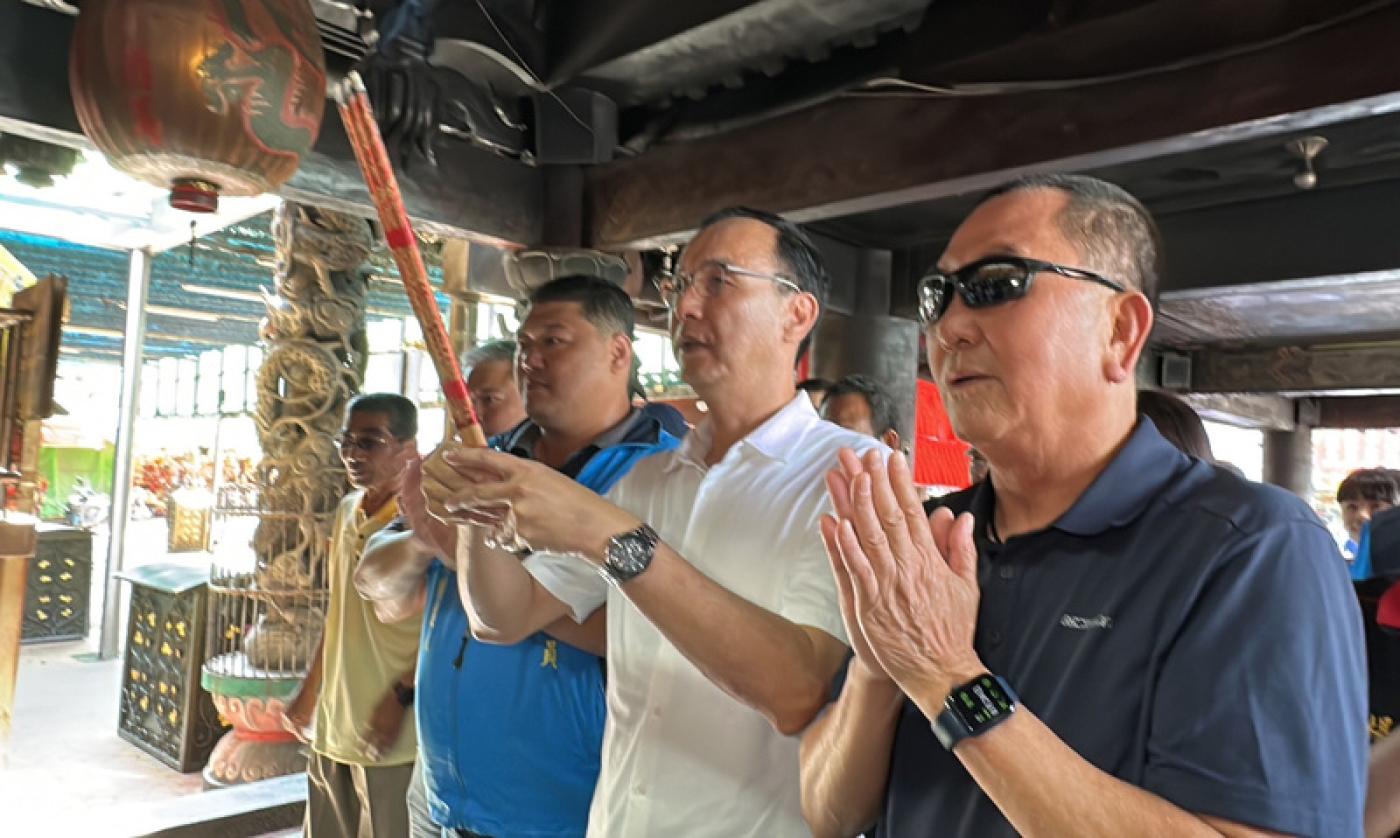 國民黨主席朱立倫（前右2）24日陪同黨籍立委參選人游顥（前右3）至南投縣竹山紫南宮參拜。朱立倫辦公室提供