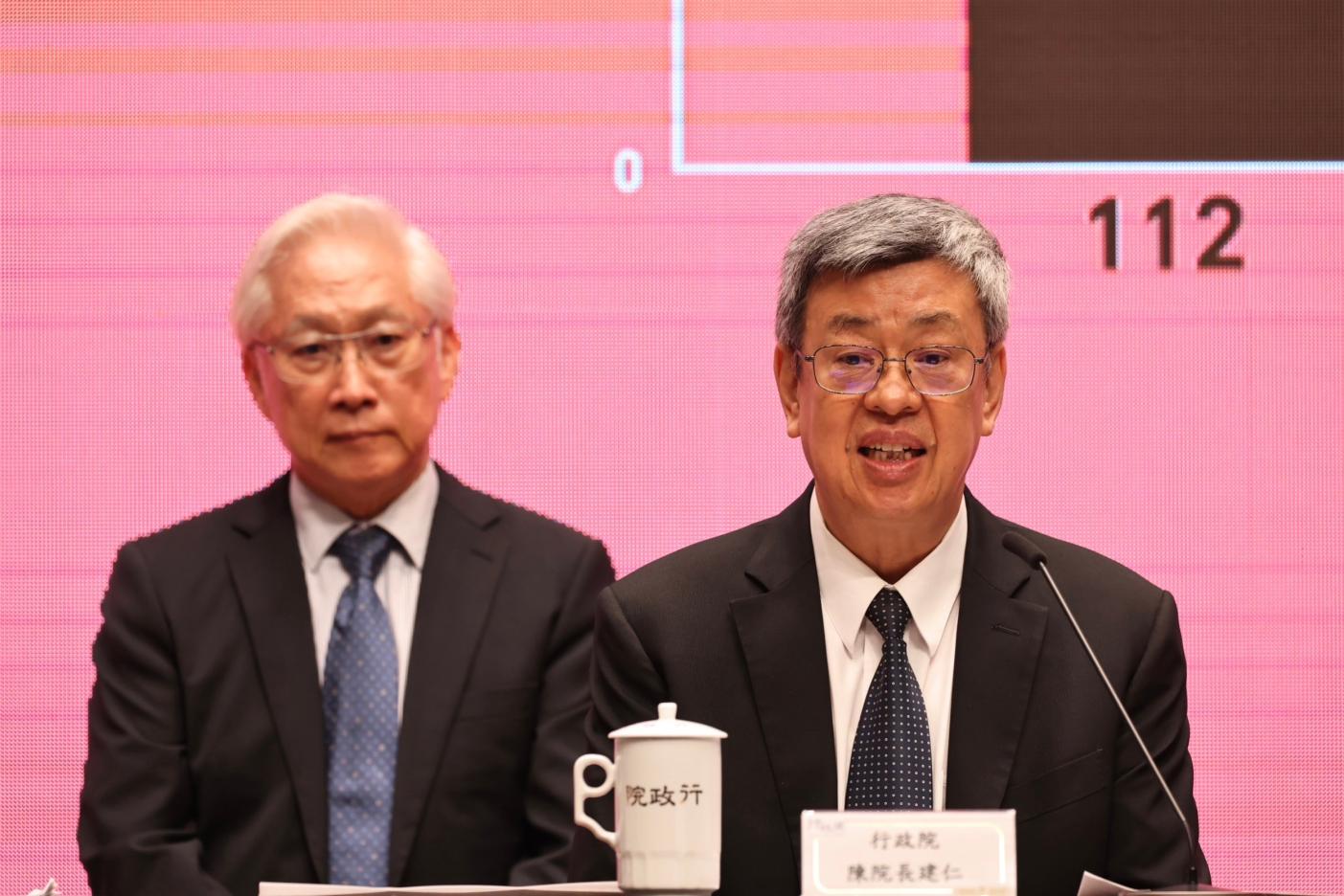 行政院會24日拍板明年中央政府總預算，院長陳建仁親自主持記者會對外說明。林啟弘攝