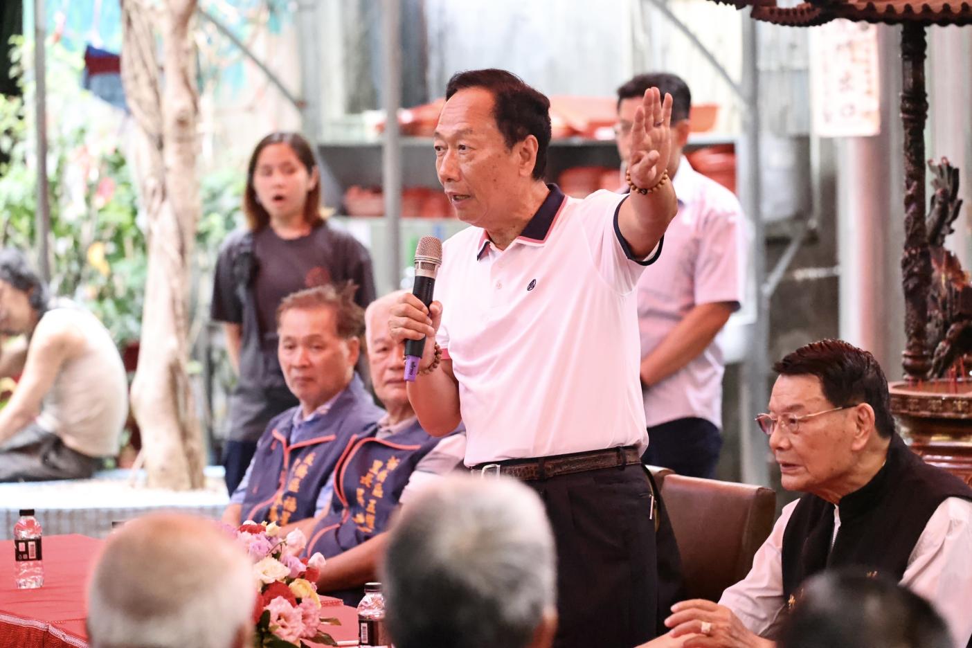 郭台銘24日下午到新北市土城五穀先帝廟參拜並進行廟口開講。林啟弘攝