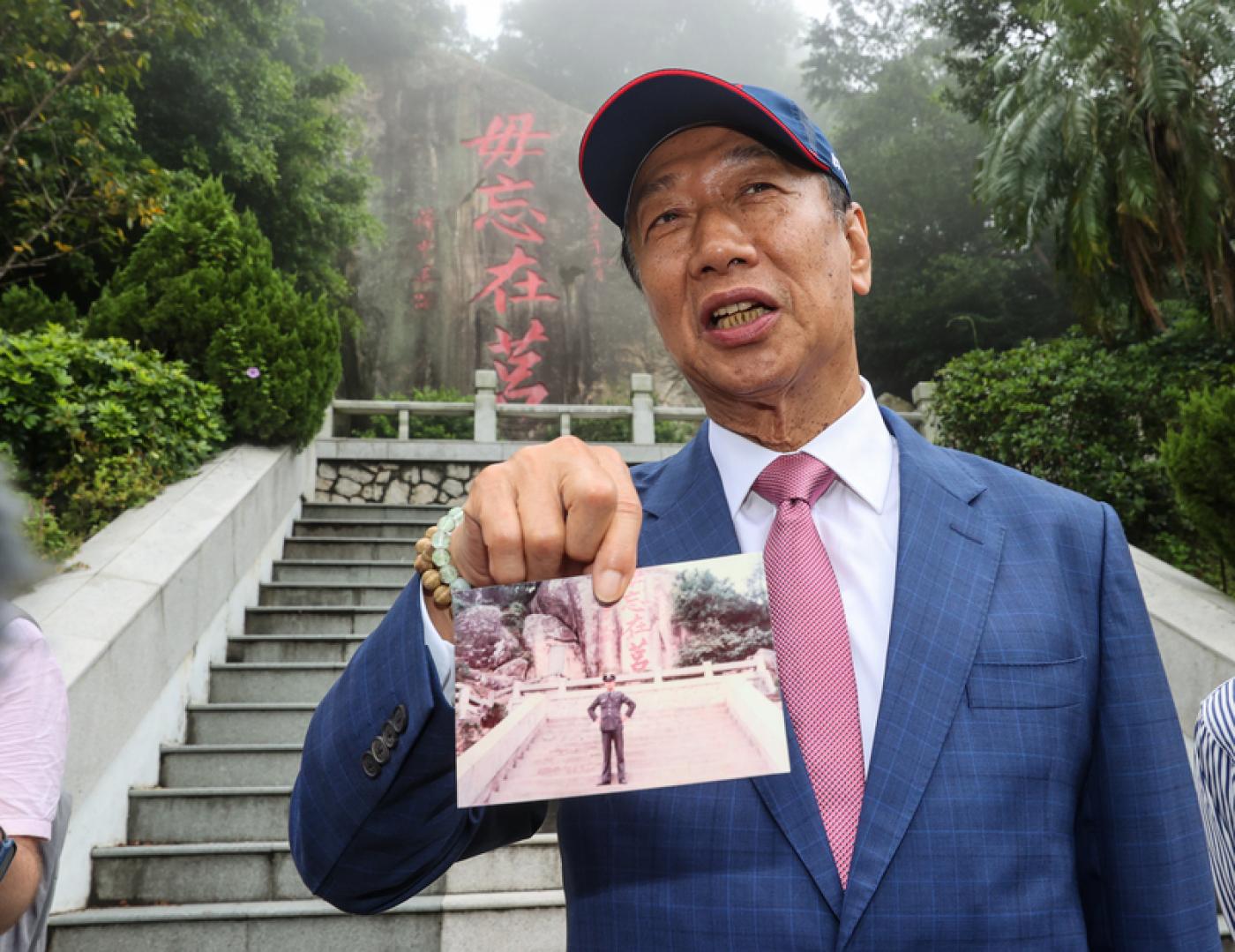 鴻海創辦人郭台銘23日前往金門太武山上的「毋忘在莒」。中央社