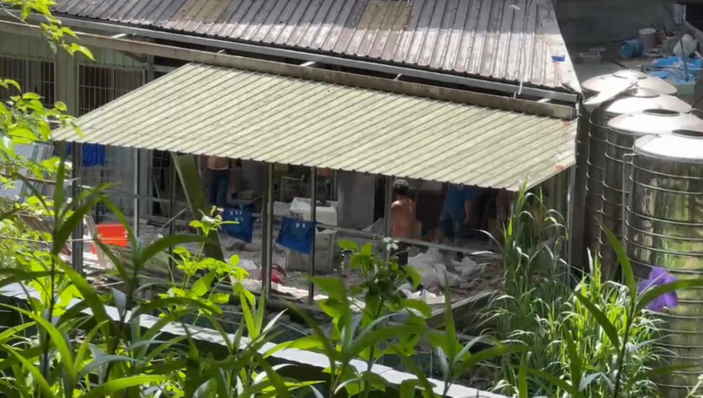 黃國昌位於新北市汐止區的透天厝，遭國產署認定侵佔國有地，近日已進行拆除工作。 民眾提供