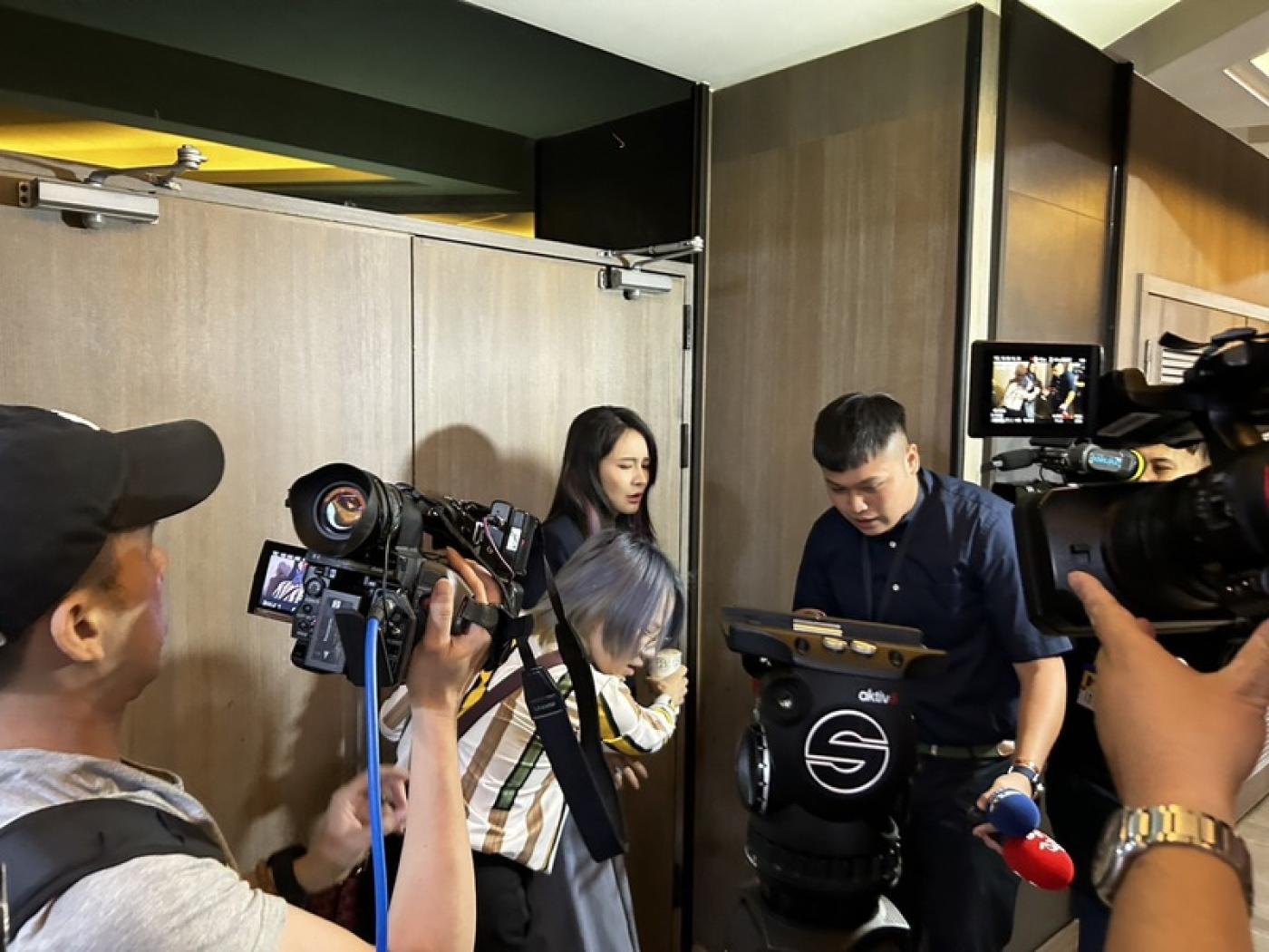 賴品妤（左3）24日記者會後，遭到中天記者緊追，離場時因推擠險絆倒，一度與中天記者發生口角。中央社