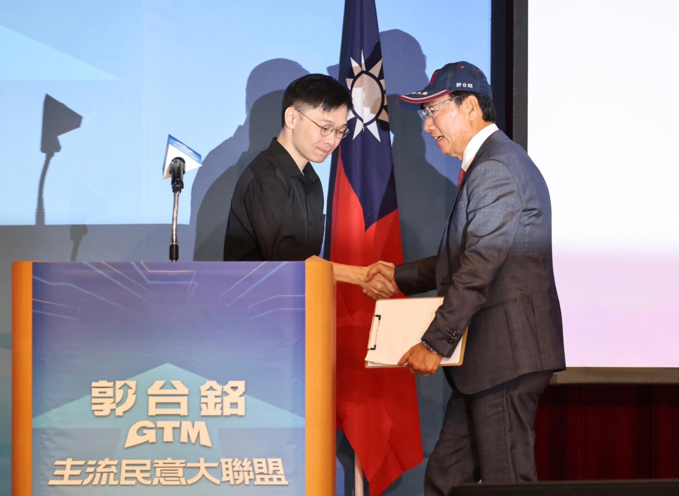 黃士修（左）出任主流民意大聯盟發言人、連署總顧問。林啟弘攝