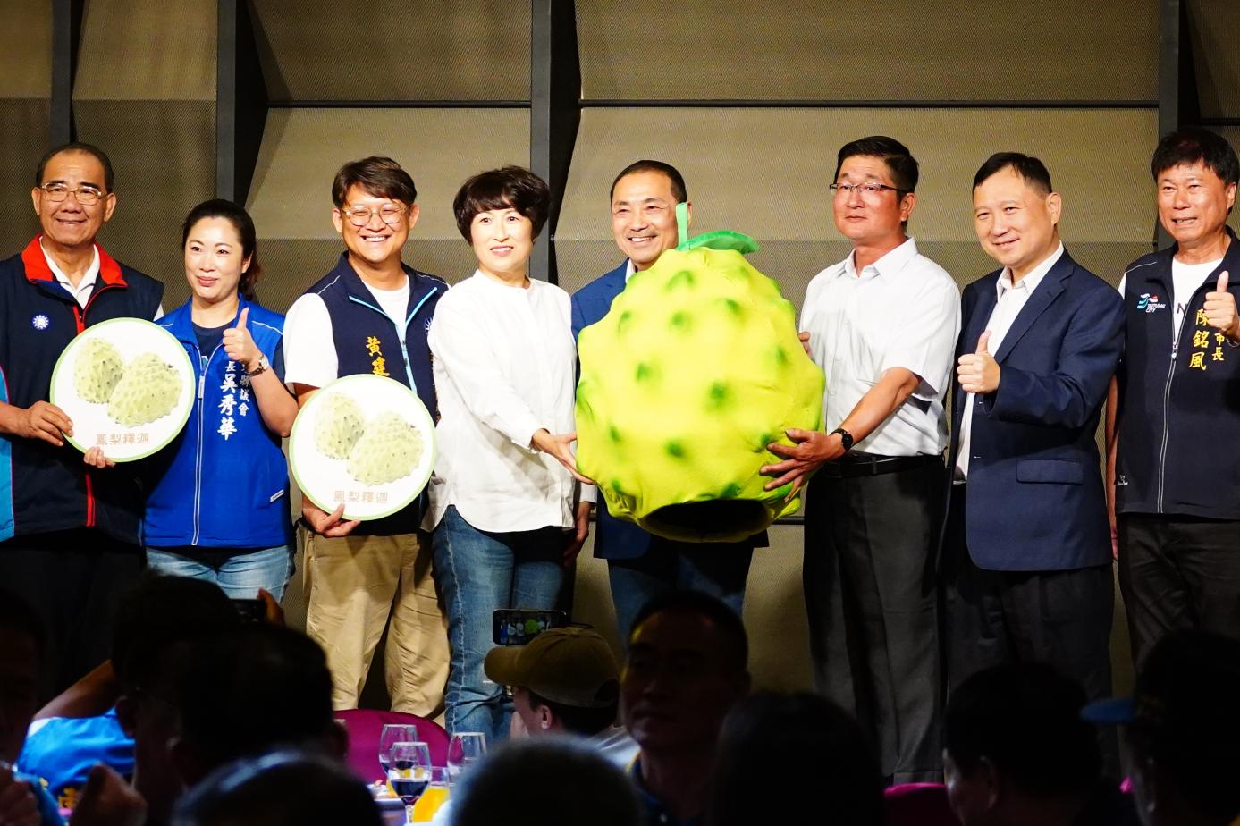 郭台銘宣佈獨立參選，國民黨台東縣長饒慶玲（左4）、立委參選人黃建賓（左3）力挺侯友宜，議長吳秀華（左2）呼籲登記前在野能整合成功，共同下架民進黨。資料照片