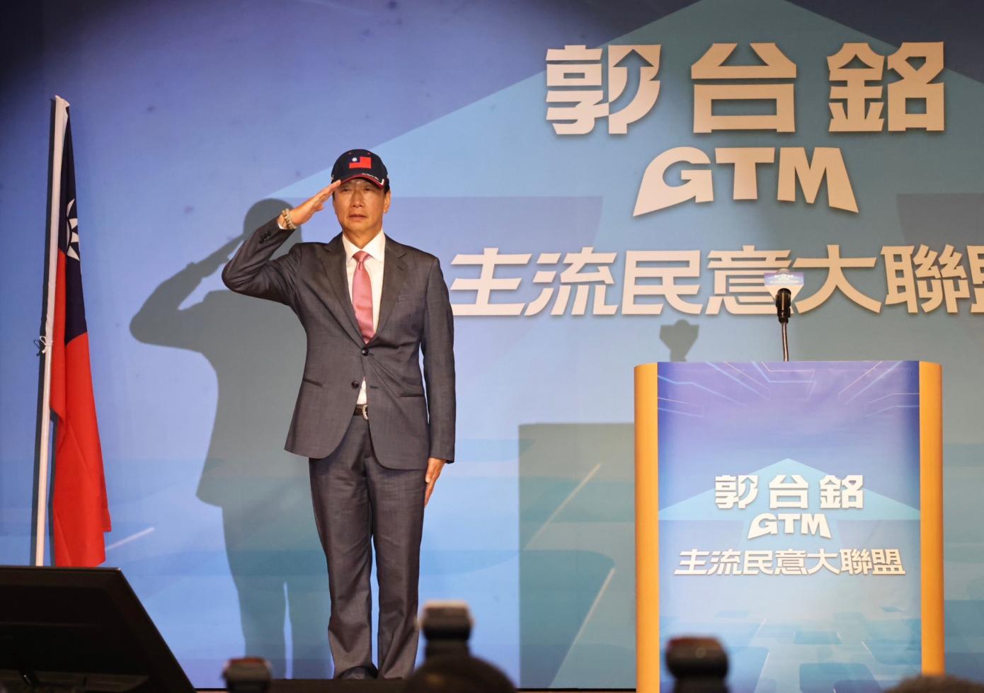 鴻海創辦人郭台銘28日在主流民意大聯盟記者會中宣布，將以獨立參選人身分展開連署參選總統。林啟弘攝