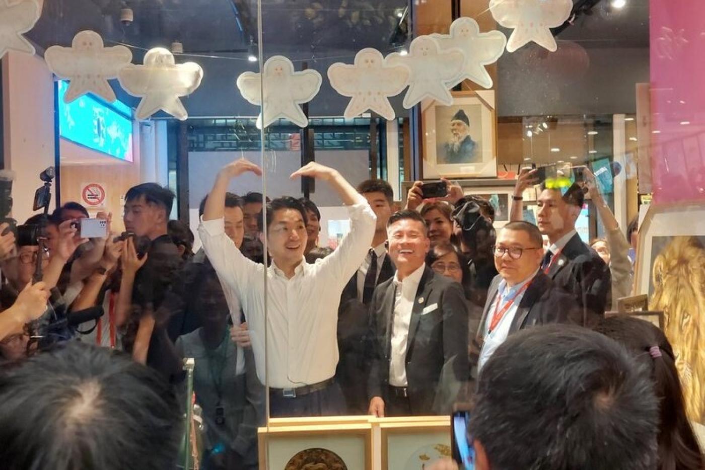 蔣萬安赴上海參加雙城論壇，29日晚上來到知名的豫園商圈，所經之處被媒體簇擁，不少民眾也圍觀拍照。中央社