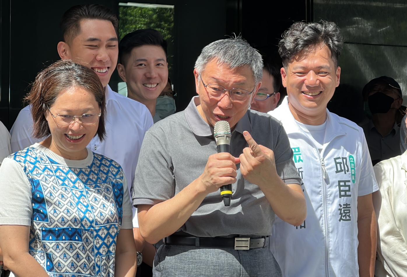 台灣民眾黨總統參選人柯文哲(左2)出席民眾黨普度活動並接受媒體聯訪。林啟弘攝