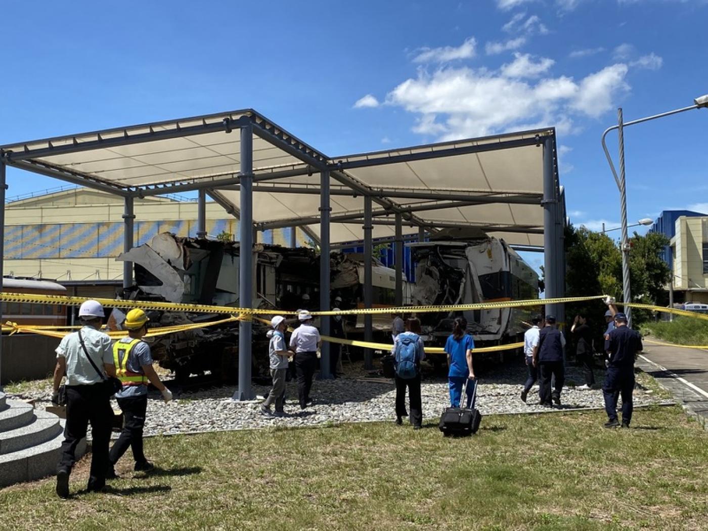 太魯閣號事故車廂發現1片疑頭蓋骨。鐵警與台鐵人員1日再度前往搜查車廂，又找到4片疑似頭蓋骨，需要再釐清。中央社
