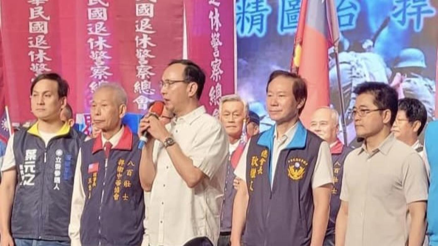 國民黨主席朱立倫(左3)出席慶祝軍人節活動。翻攝葉元之臉書