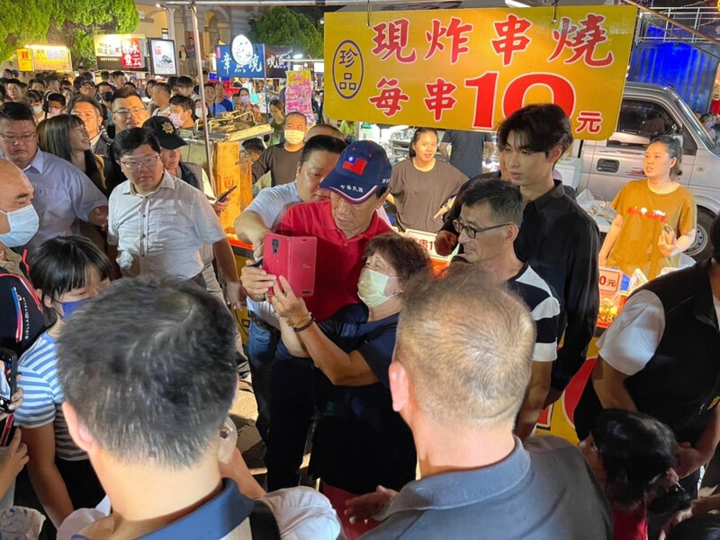 郭台銘2日晚間以私人行程名義到南投縣草屯鎮逛夜市，沿途受到民眾熱情歡迎。民眾提供