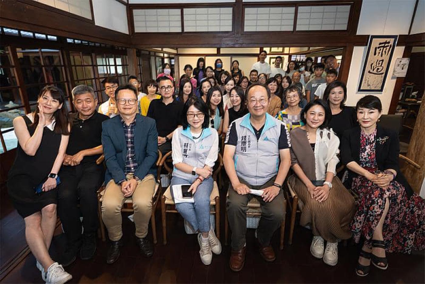 高虹安小內閣人事異動，副市長蔡麗清（前排右4）、文化局長錢康明（前排右3）將離開。翻攝蔡麗清臉書