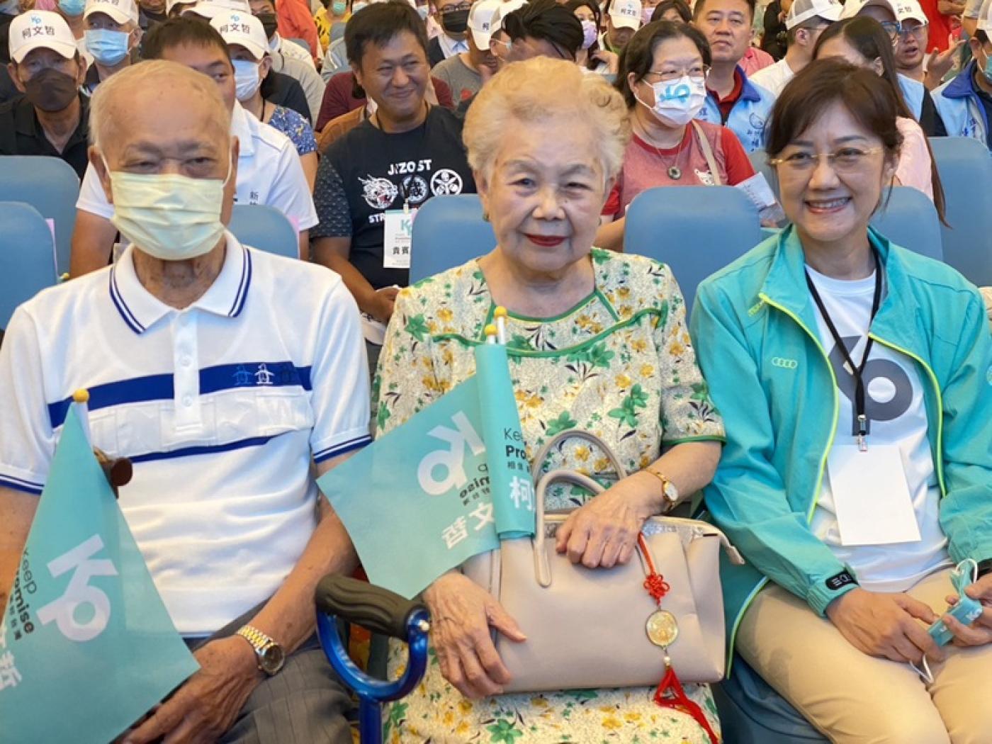 民眾黨新竹選哲之友會成立大會2日在新竹市舉行，柯文哲的父親柯承發、母親何瑞英及妹妹柯美蘭（右）都出席與會。中央社