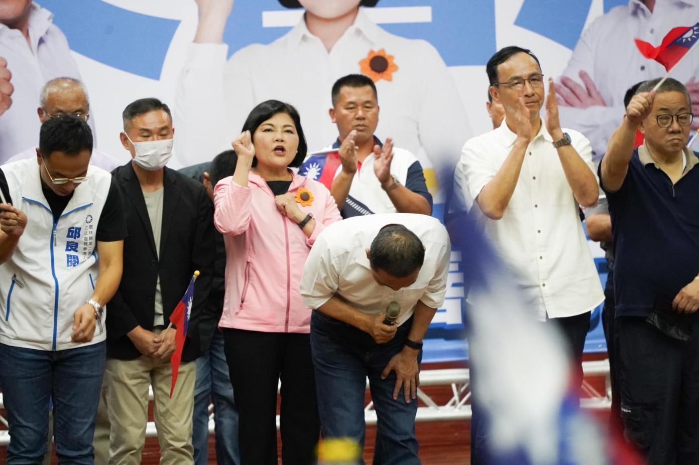 雲林縣長張麗善(粉色外套者)說國民黨總統參選人侯友宜將有重大宣布。翻攝張麗善臉書