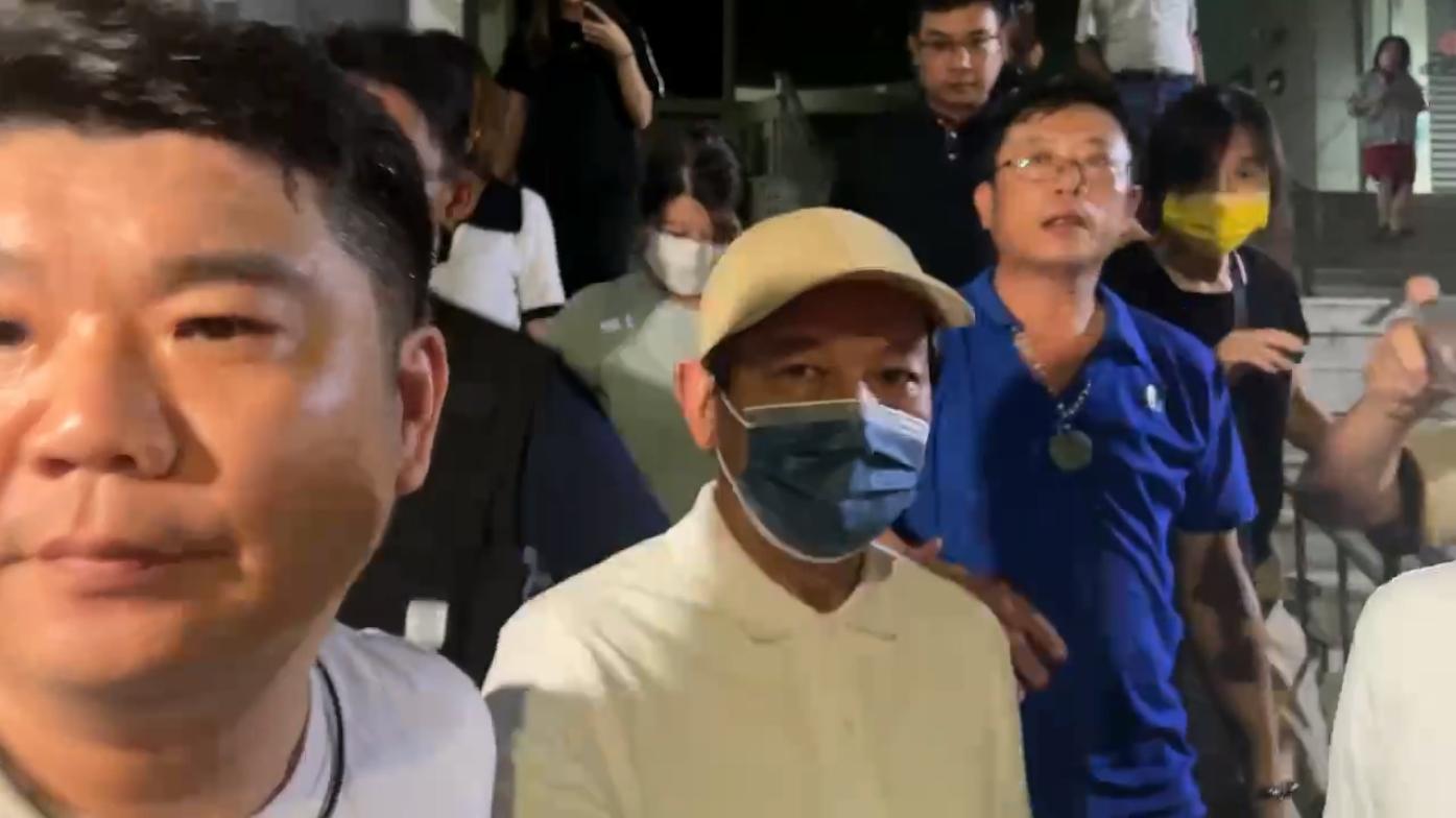台南市前議長郭信良（中）被控向工程顧問公司索賄逾1300萬，今晚獲得交保。讀者提供