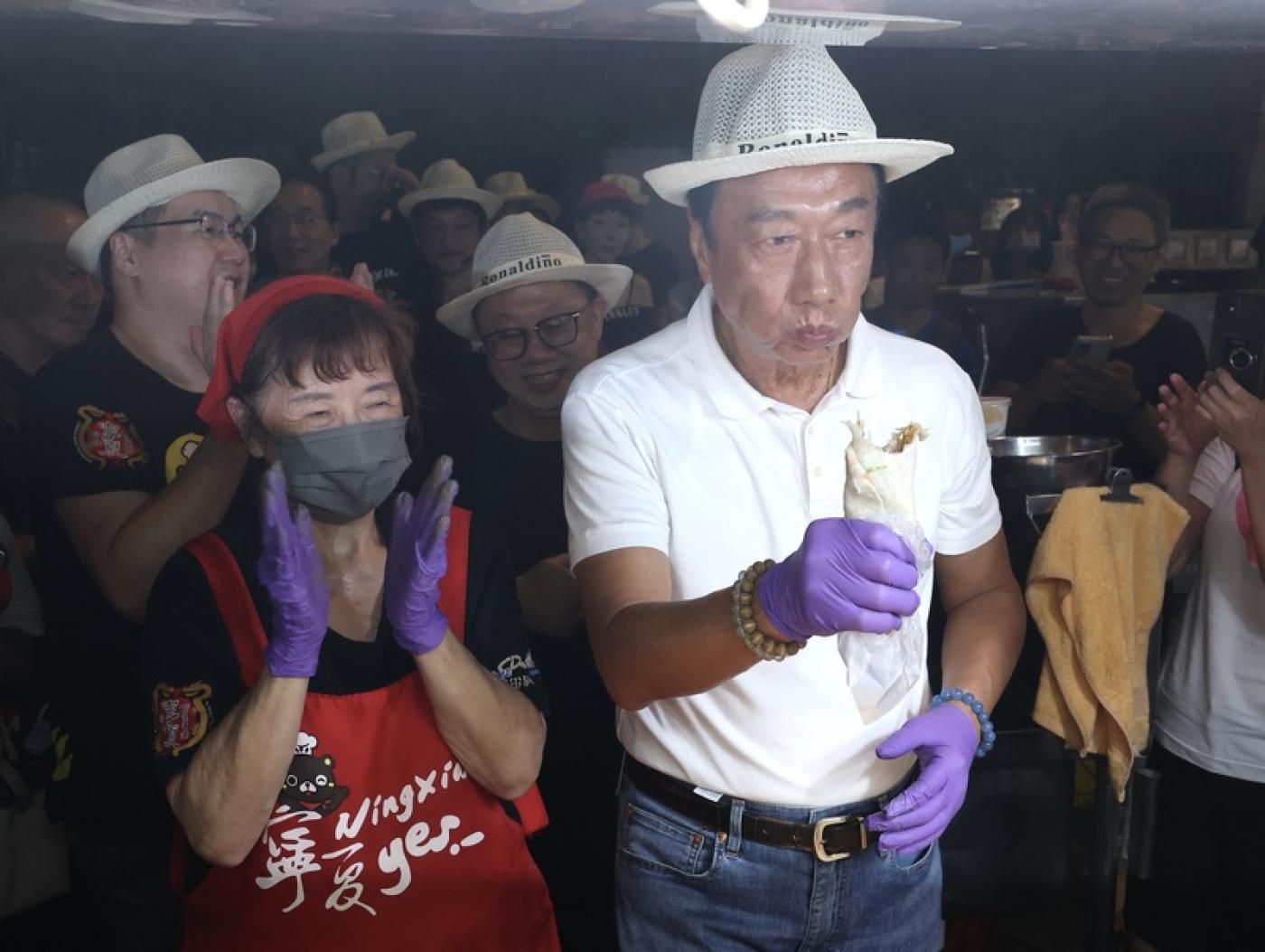 郭台銘5日晚間前往台北寧夏夜市與攤商互動，並品嚐潤餅等夜市小吃。中央社