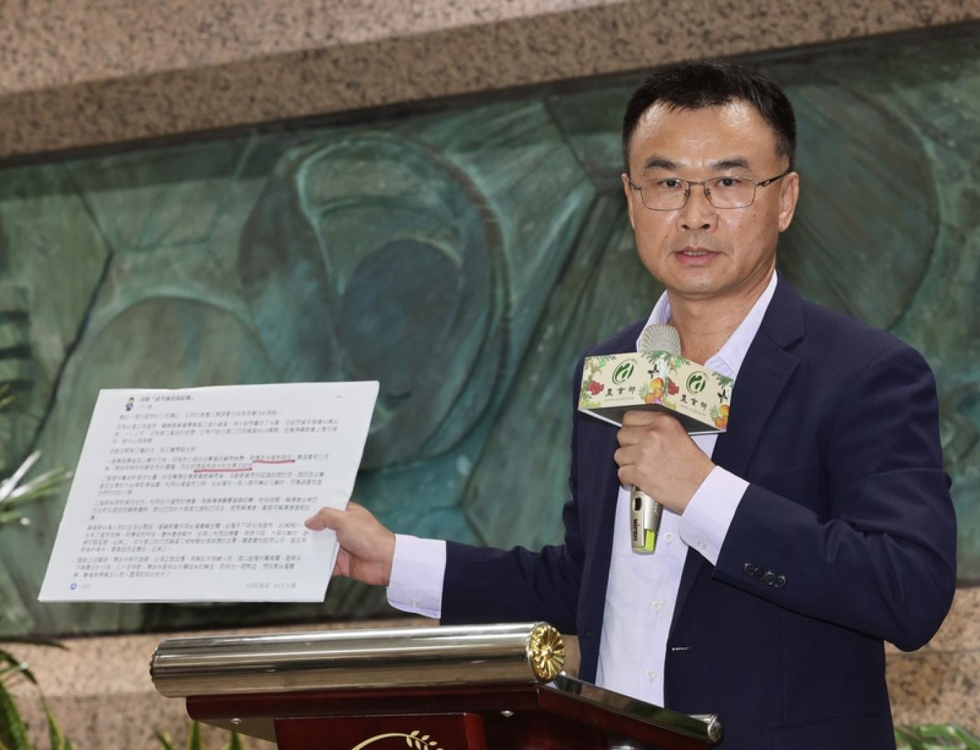 農業部舉行記者會，部長陳吉仲（圖）公布合約重點及中央畜產會委由超思公司自巴西進口雞蛋的支出費用。中央社