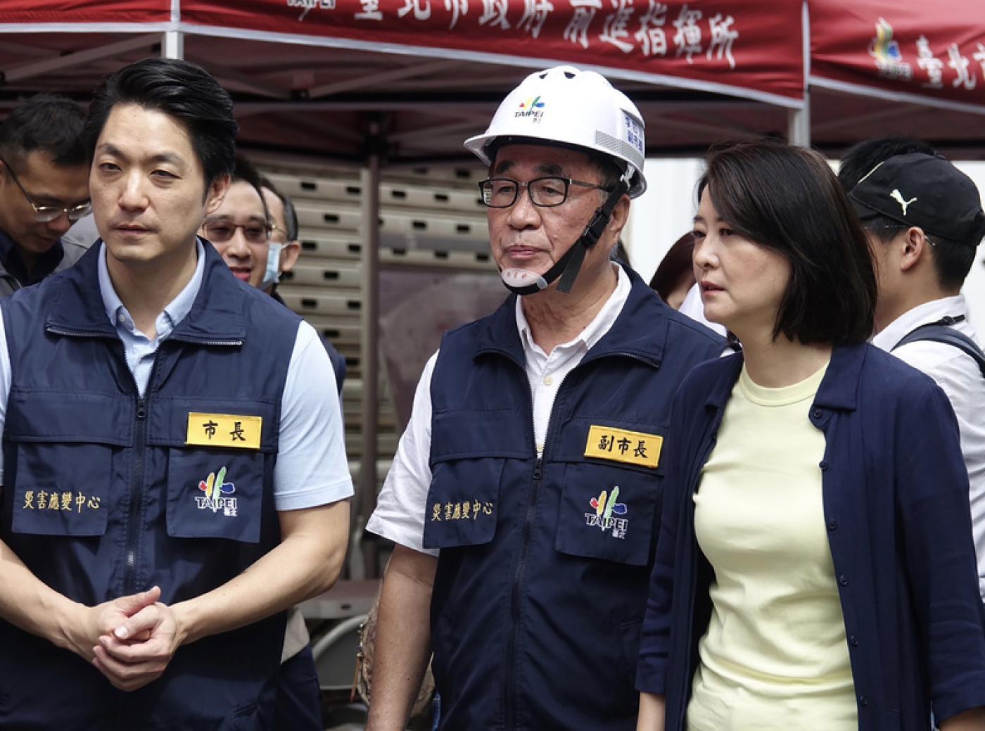 台北大直民宅塌陷，台北市長蔣萬安(左1)、副市長李四川(中)、立委王鴻薇(右1)到場勘查。中央社