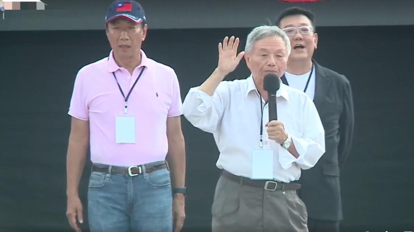前衛生署長楊志良(白襯衫者)過去替鴻海創辦人郭台銘(左1)站台畫面。翻攝畫面