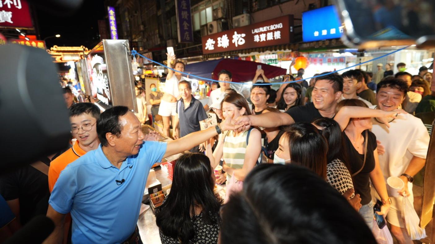 郭台銘走訪饒河街夜市。郭辦提供