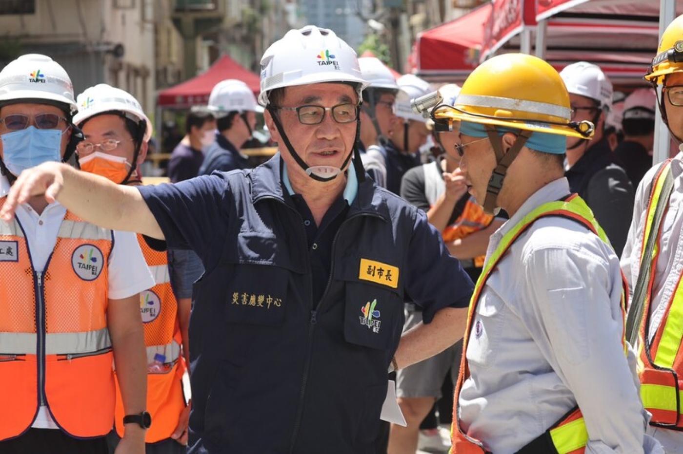 台北市副市長李四川。圖為9日上午前往現場視察修復工程情形。中央社