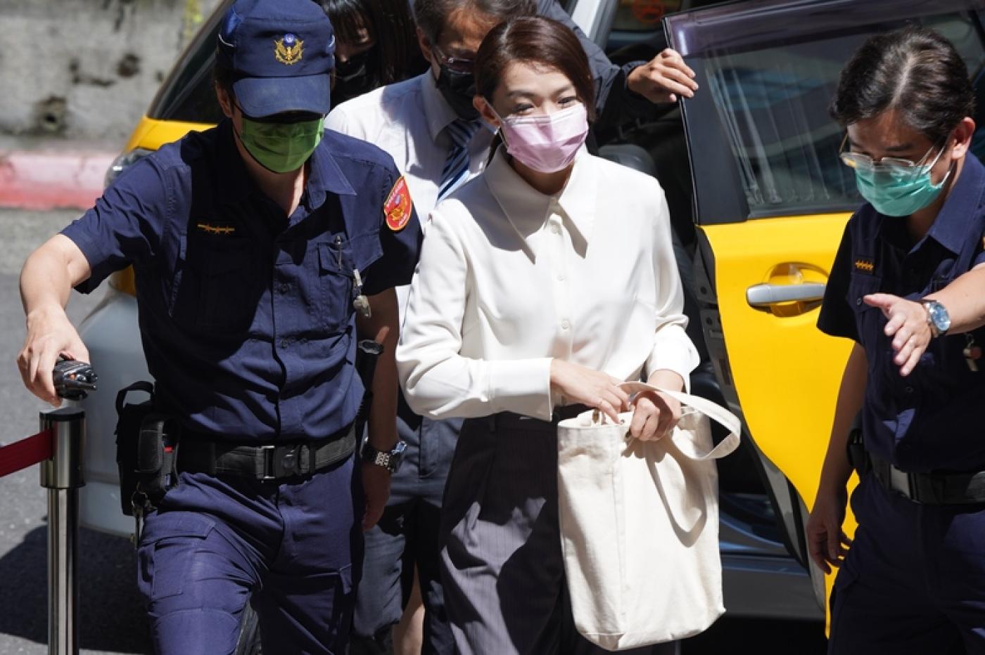 高虹安（中）12日在法警護送下步入台北地院。中央社