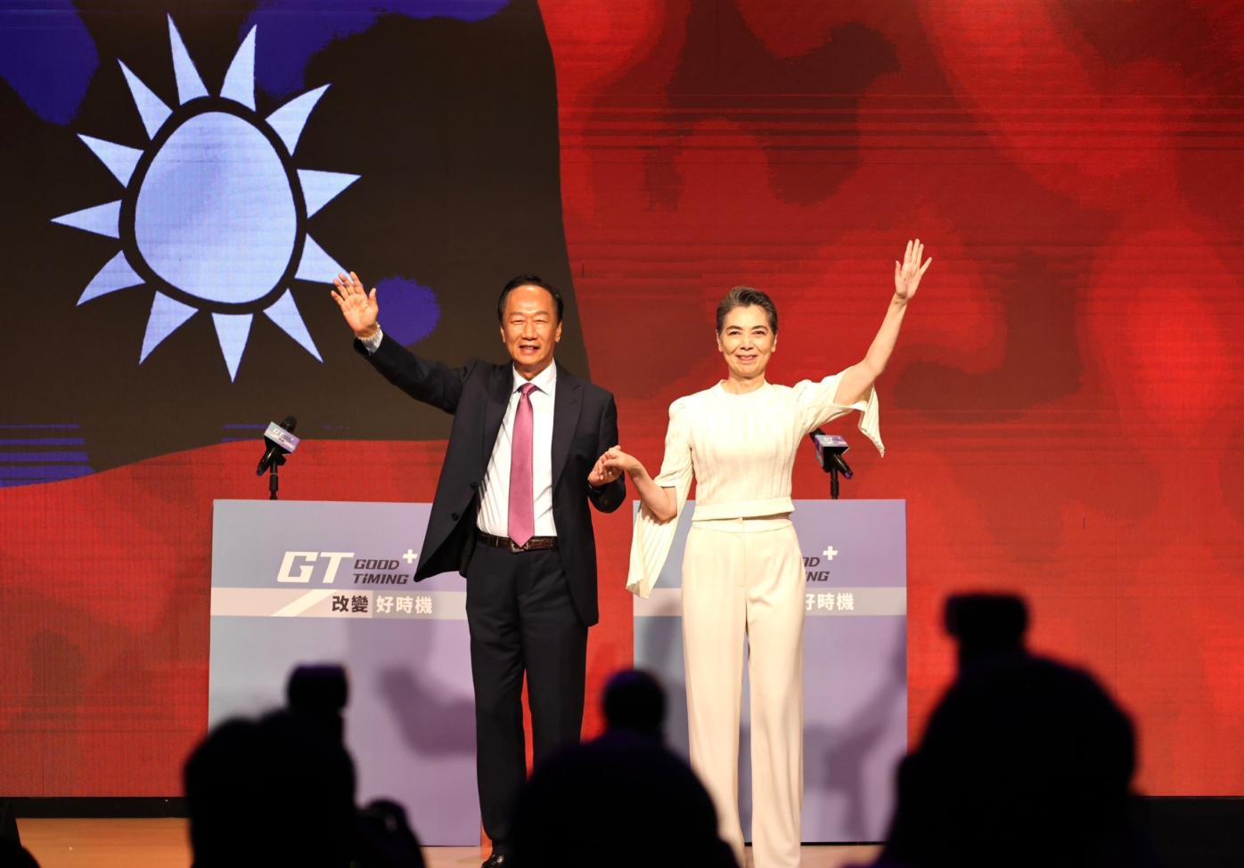 鴻海創辦人郭台銘(左)宣布和藝人賴佩霞(右)搭檔參選。林啟弘攝