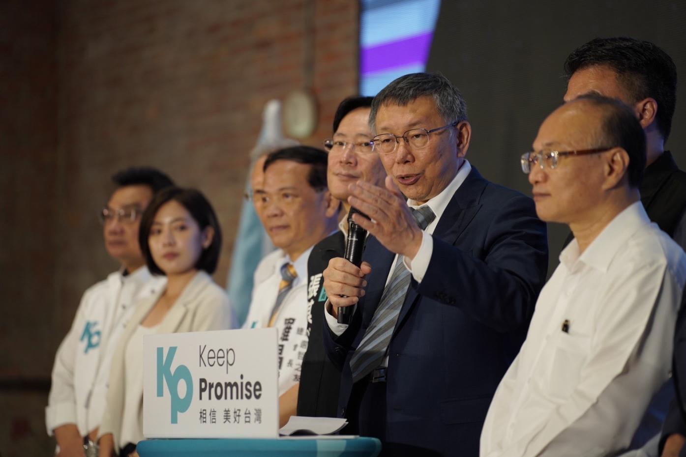 台灣民眾黨主席柯文哲(右2)今出席台北市教育體育台灣選哲之友會。台灣民眾黨提供