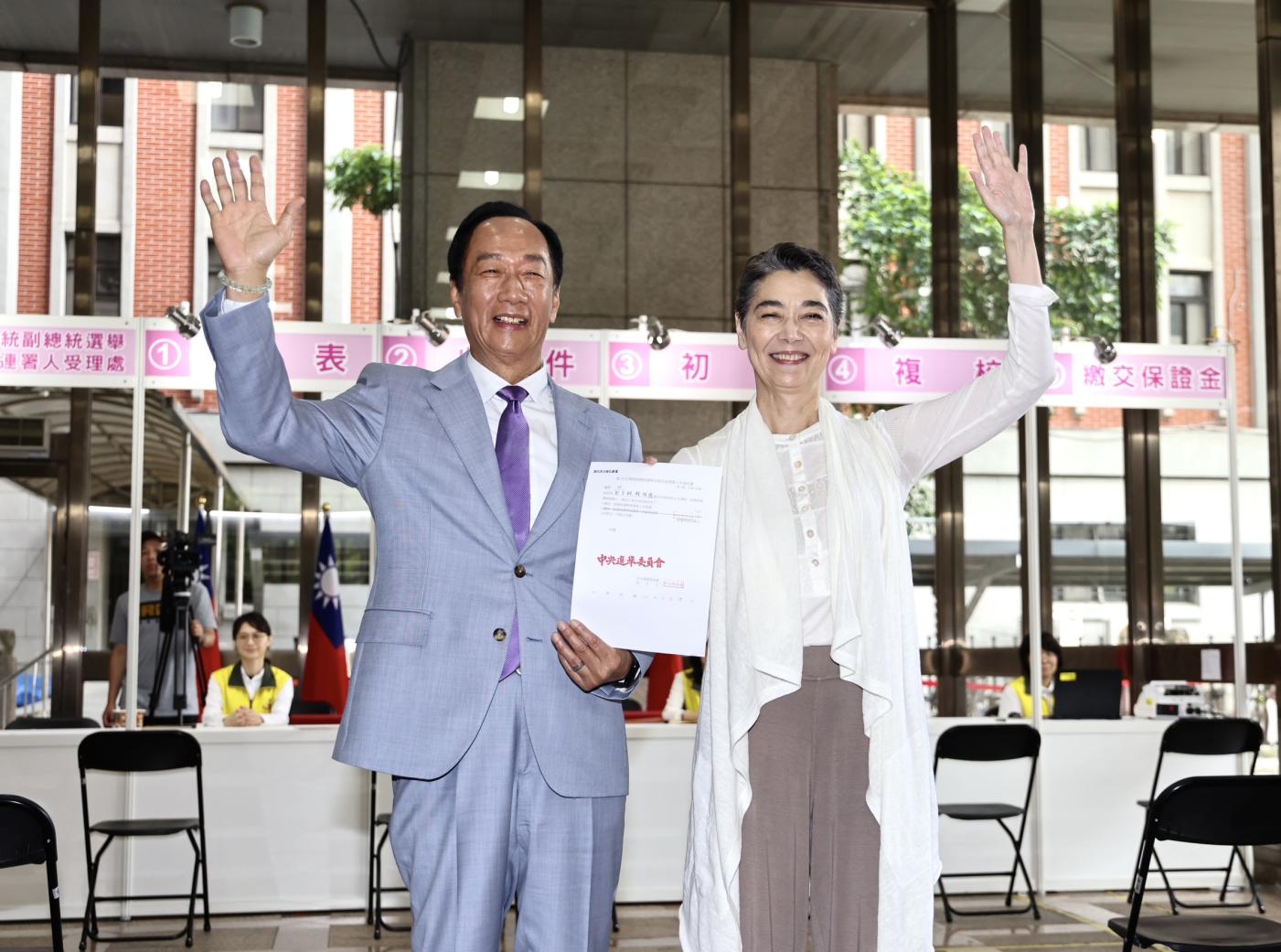 郭台銘和賴佩霞共赴中選會登記。林啟弘攝
