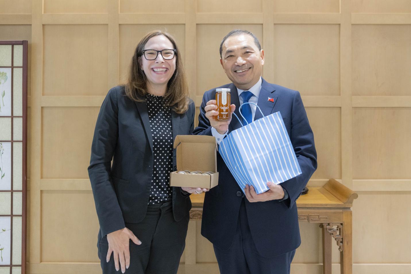 侯友宜赴AIT總部拜會，與羅森柏格開心合照。侯友宜競選辦公室提供