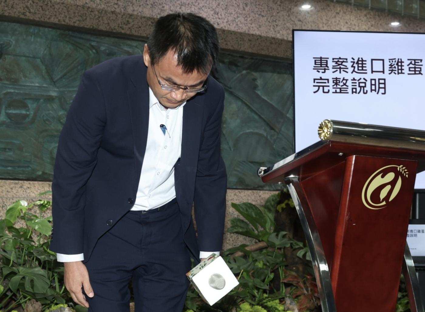 針對專案進口雞蛋議題，農業部長陳吉仲19日再次舉行記者會，強調政策完全正確、保護農民，並為此紛擾向社會大眾鞠躬道歉。中央社