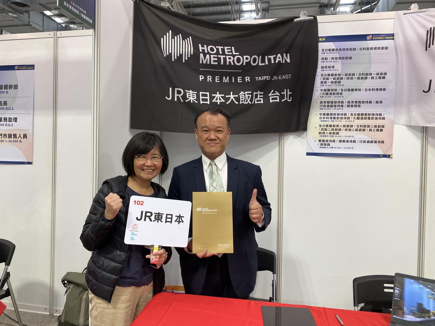 台北市政府20日人事地震，觀光傳播局長陳淑慧（左）轉任參事。圖為陳淑慧與JR東日本大飯店代表合影／台北市政府提供