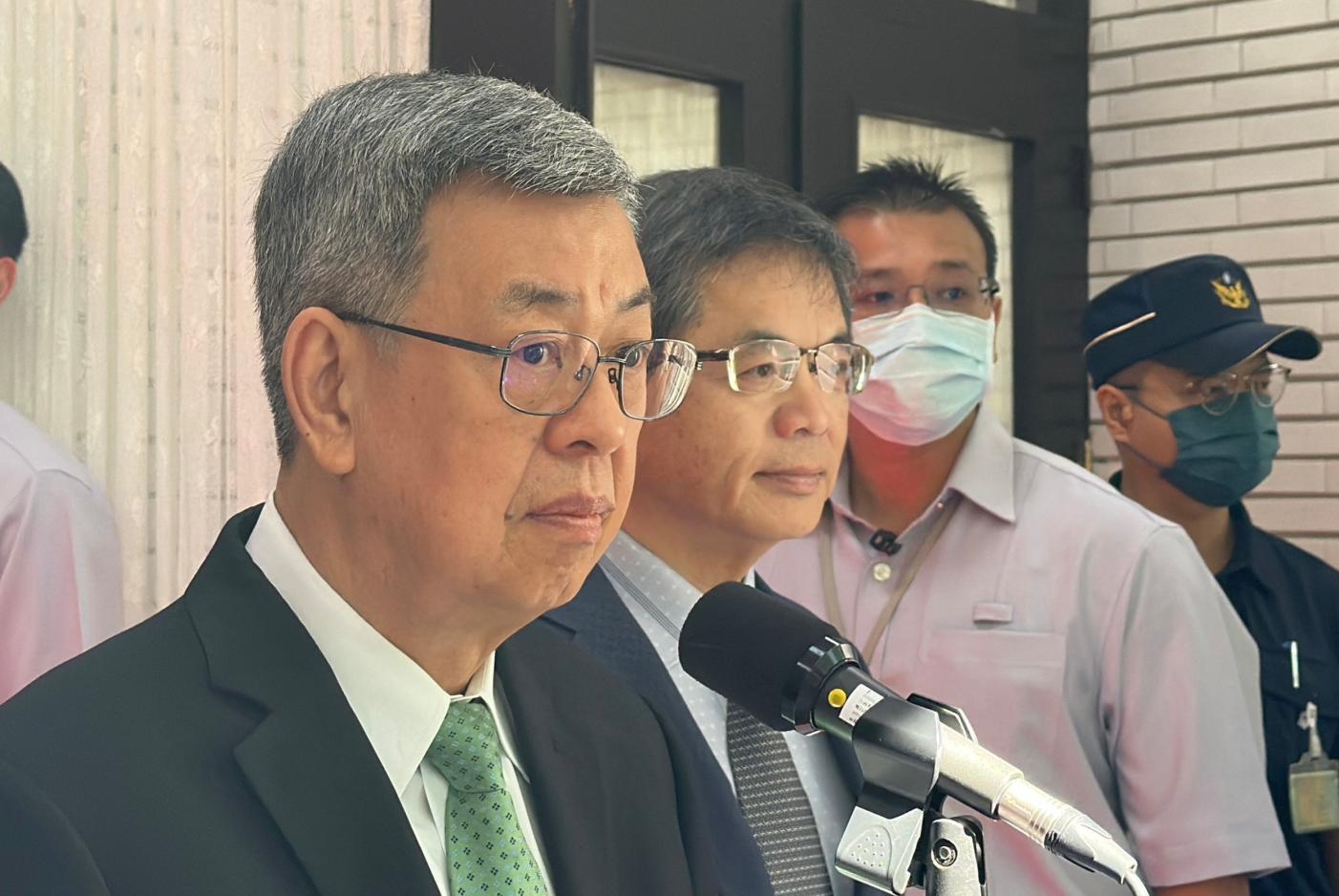 行政院長陳建仁22日赴立法院報告前受訪，首度為進口蛋爭議向國人道歉。林啟弘攝