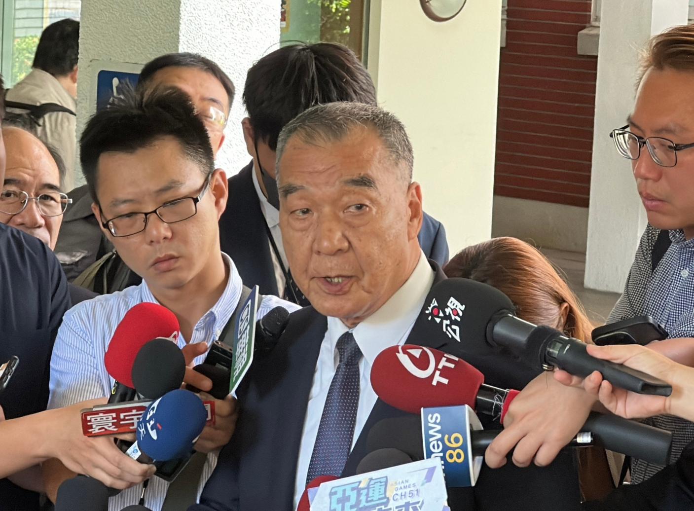 國防部長邱國正在立法院接受媒體聯訪。林啟弘攝