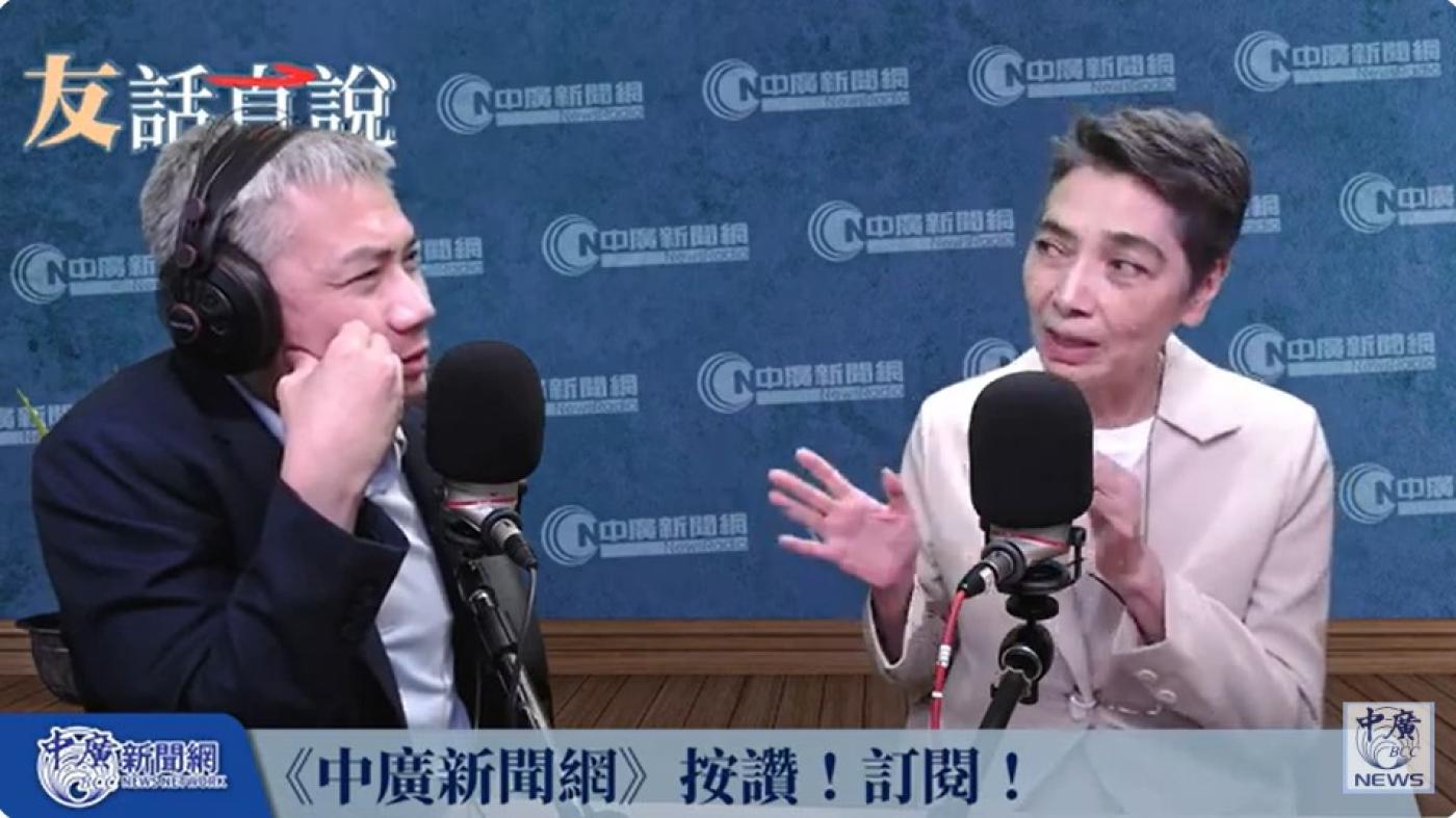 鴻海創辦人郭台銘參選總統的副手、資深藝人賴佩霞(右)接受專訪時證實作家楊照是牽線她和郭台銘搭檔的人。翻攝《友話直說》直播畫面