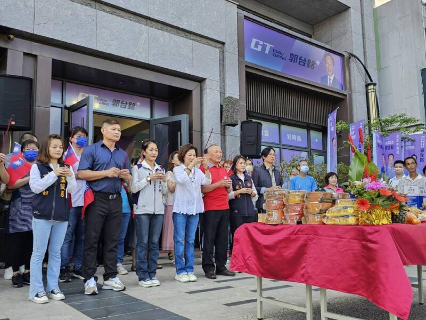 郭台銘苗栗連署總站今成立，前縣長徐耀昌(前排紅衣者)拜拜祈求順利。中央社