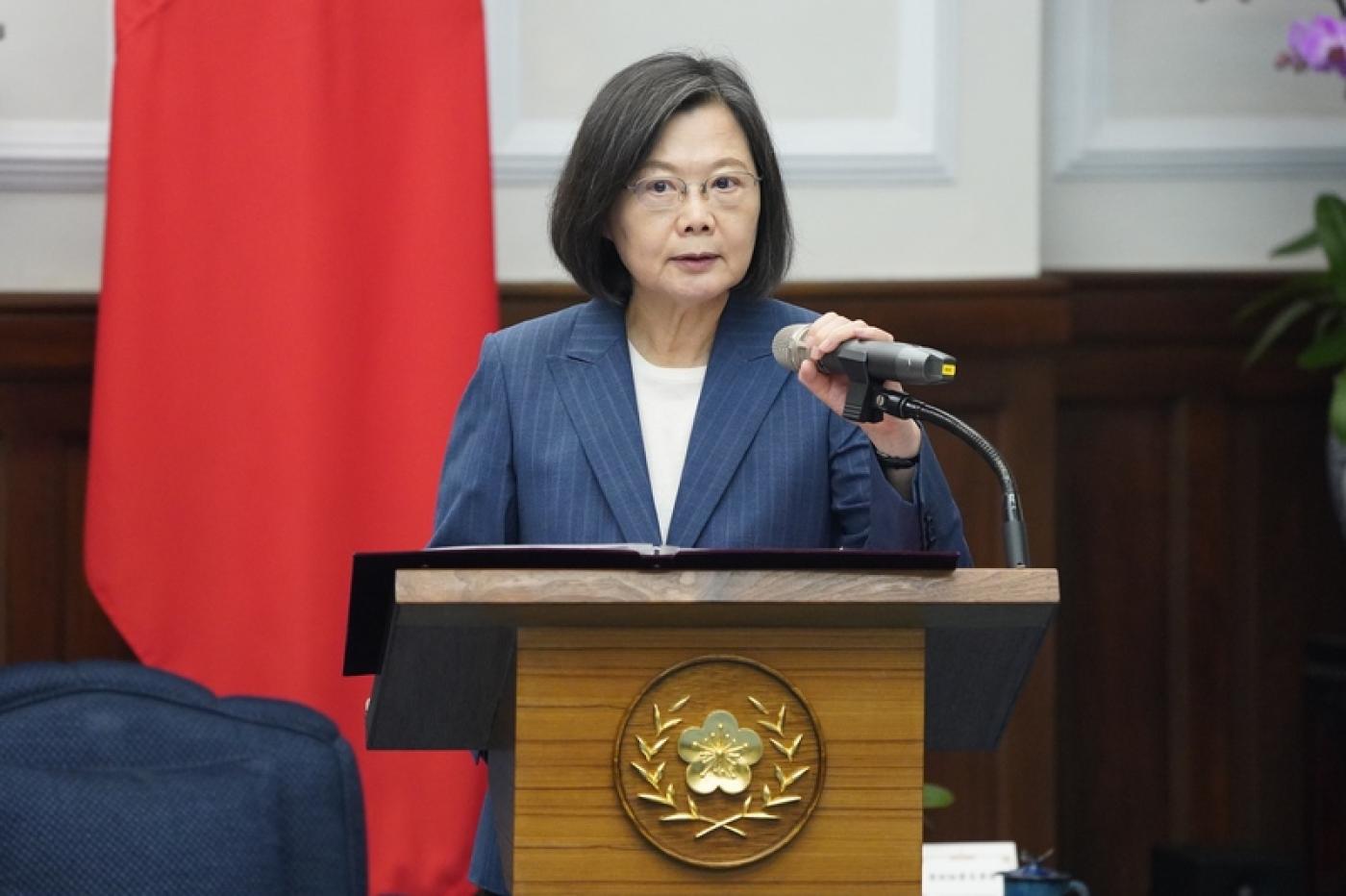 總統蔡英文在總統府接見「第61屆十大傑出青年當選人暨國際青年商會中華民國總會陪同人員」後趕赴屏東關心屏東工廠大火狀況。中央社