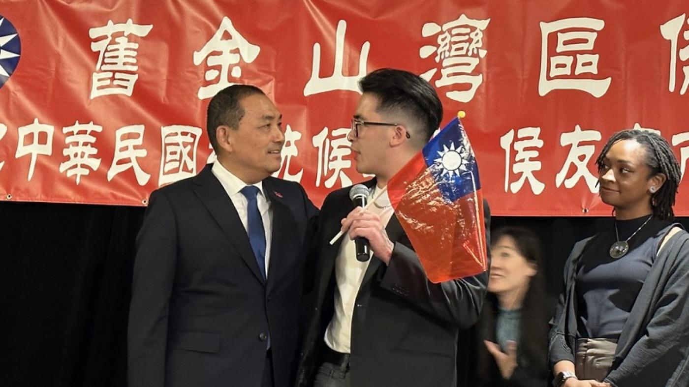 國民黨總統參選人侯友宜(左1)當年從南非武官家抱出的男嬰查克(右2)驚喜現身舊金山僑宴。中央社
