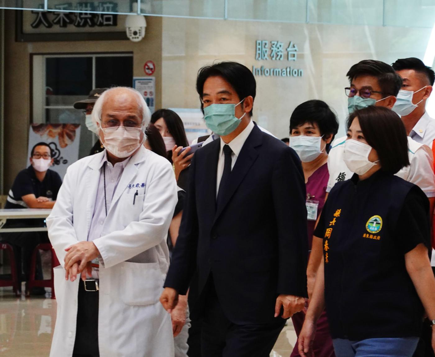 賴清德（前中）24日南下到屏東榮民總醫院探視屏東大火傷者。中央社