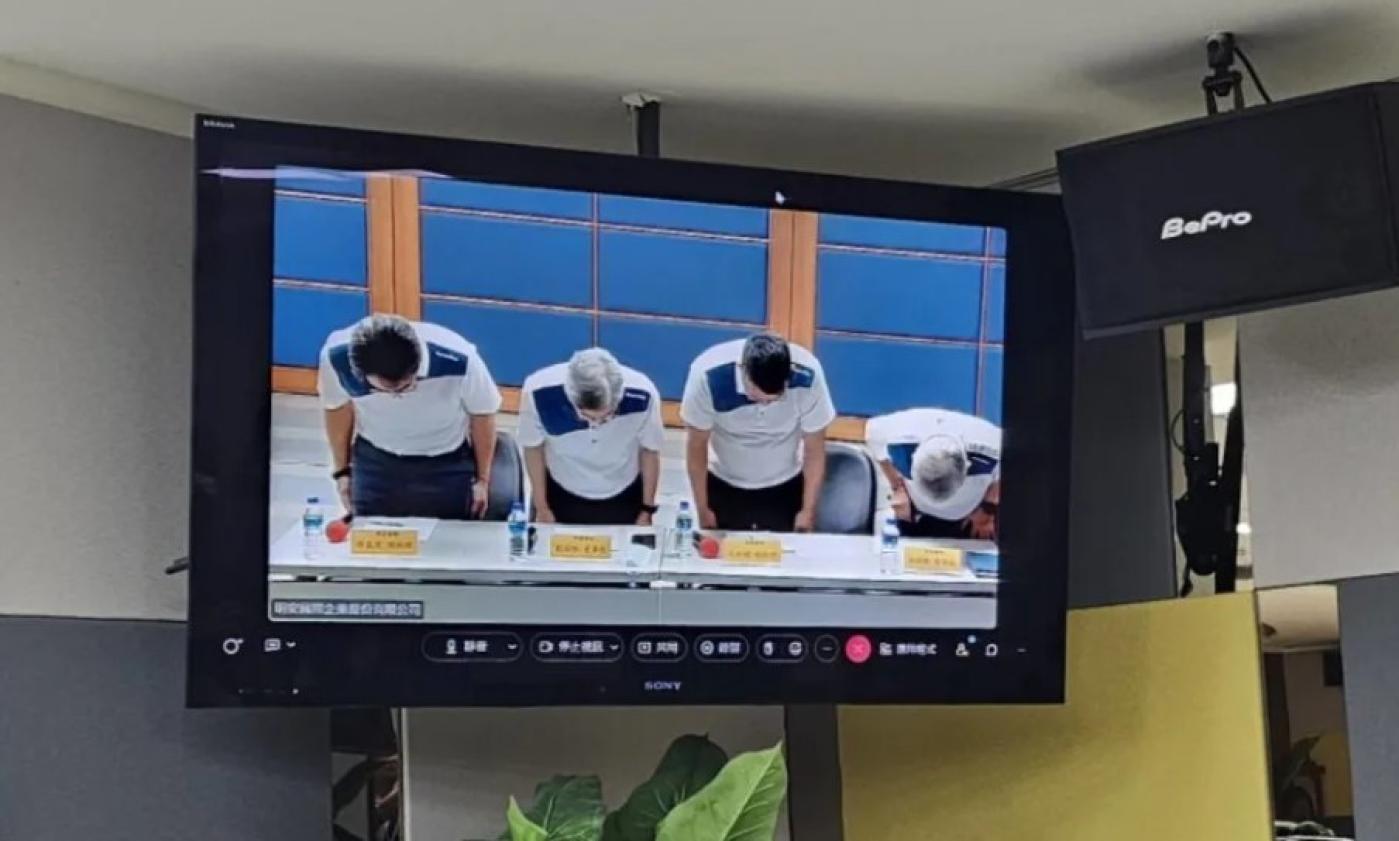 明揚與母公司明安24日舉行重訊記者會，明安總經理周益男（左起）、明揚董事長劉安晧、明揚總經理呂英誠、明安董事長鄭錫潛向各界鞠躬致歉。中央社