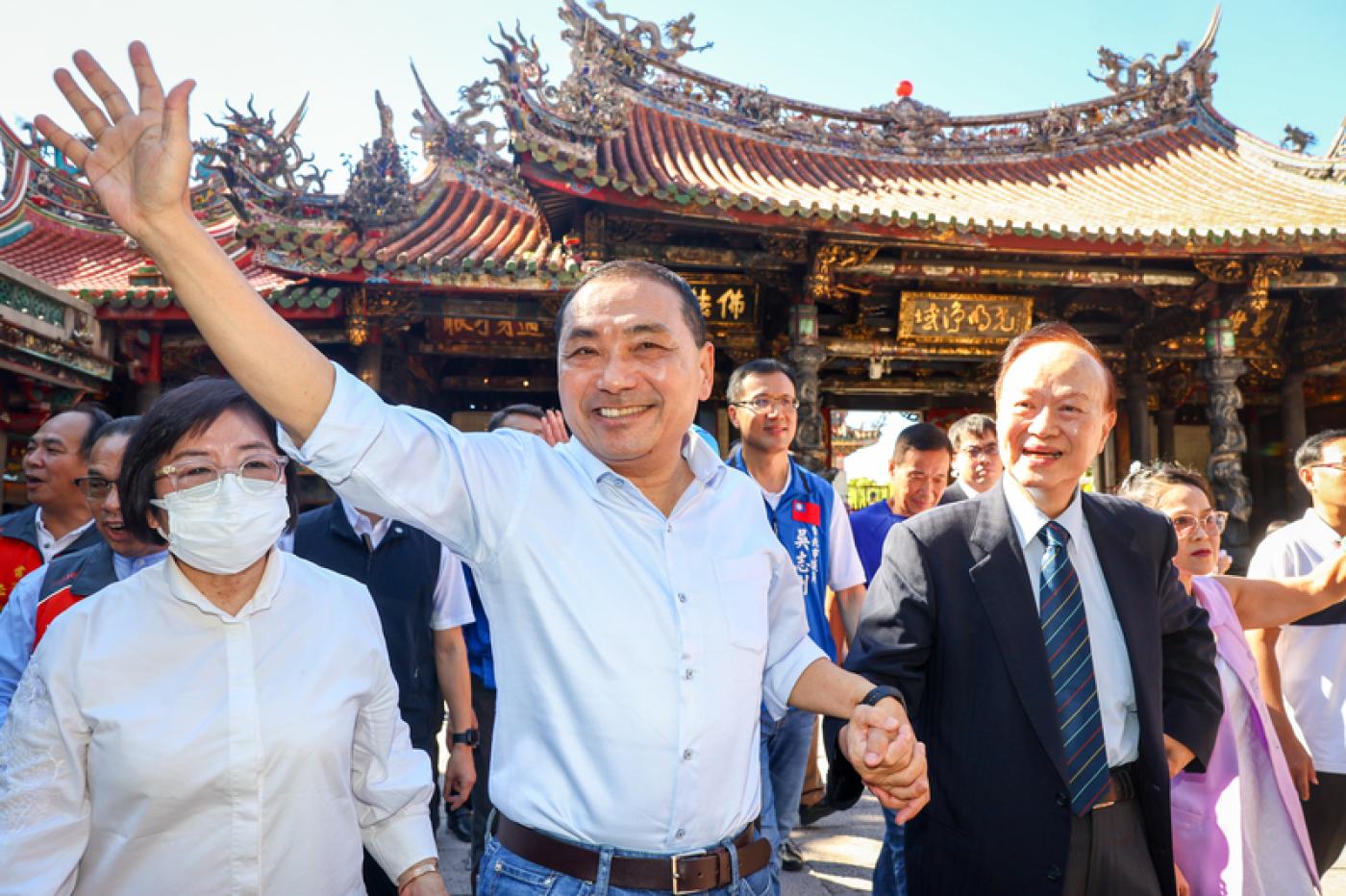 侯友宜今天請假後第一個上班日上午到龍山寺參拜。中央社